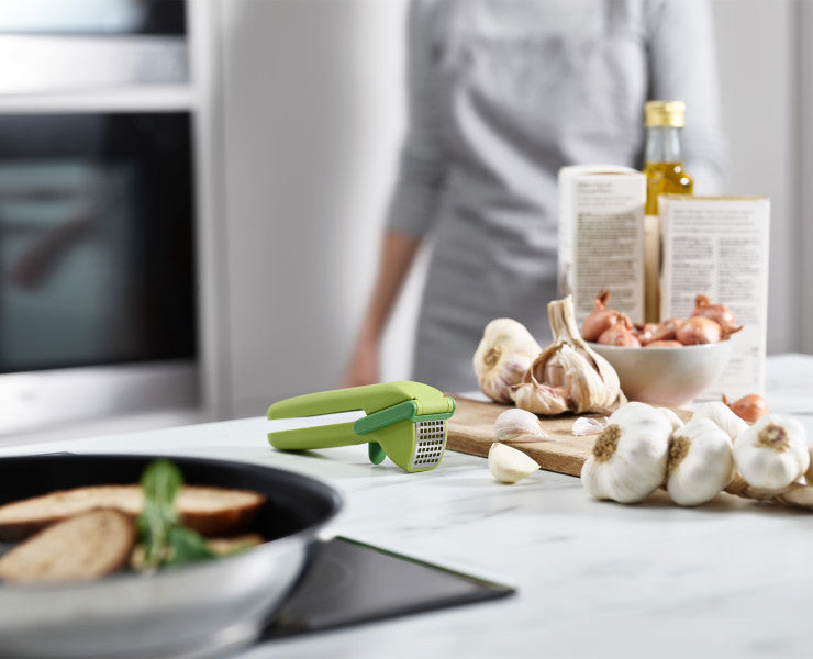Easy-clean Garlic Press