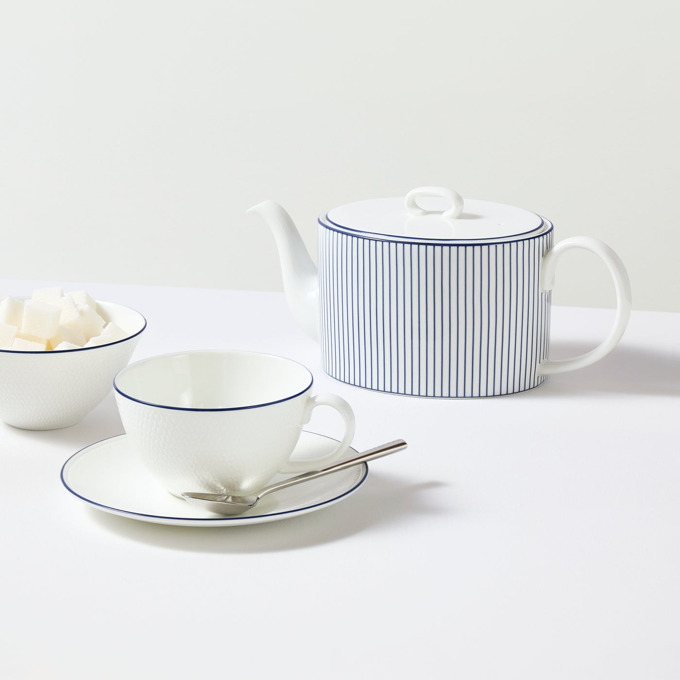 Gio Teapot 940ml Pinstripe White